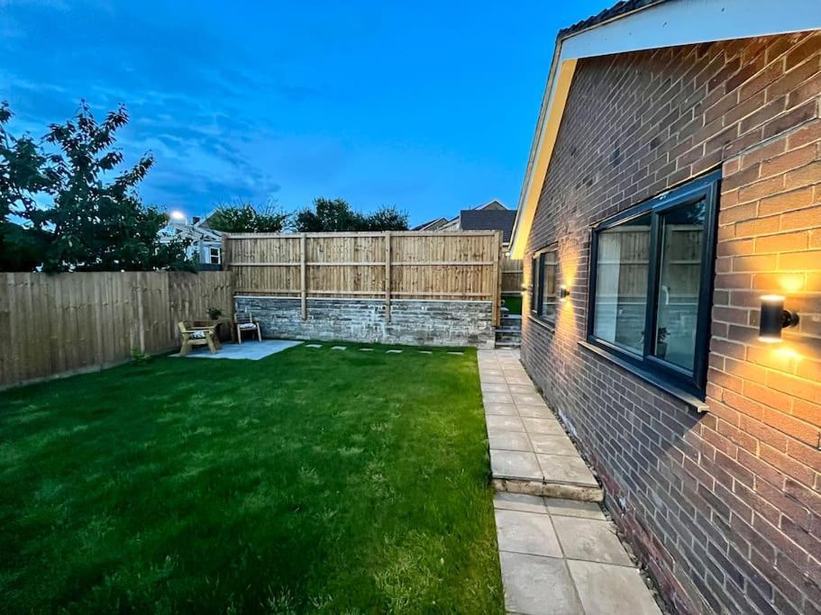 Modern Bungalow In Good Location Aberdulais Exterior photo