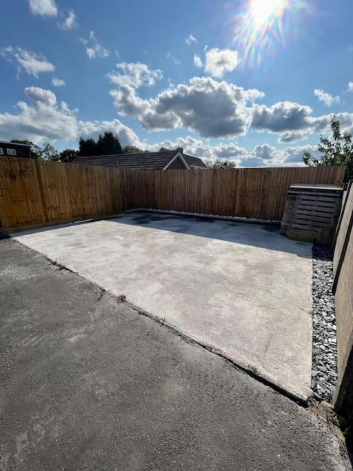 Modern Bungalow In Good Location Aberdulais Exterior photo