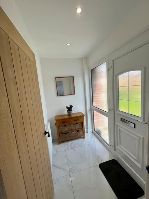 Modern Bungalow In Good Location Aberdulais Exterior photo